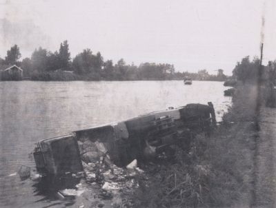 Vuilnisauto-te-water
Vuilnisauto bestuurd door Hr P Dubelaar rijdt de Vecht in nabij de camping.
De bijrijder is .L v. Melsen.
