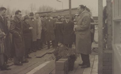 Eerste-steenlegging-gymnastieklokaal
Eerste steenlegging door de heer L Cnossen voor het gymnastieklokaal naast de oude Warinschool.
V l n r Piet de Weerd, K Scherpenhijsen, Burgemeester B A Ph Baron van Harinxma thoe Slooten, A M Post, B Stoker 
J van Huissteden, R Nagel, Chr Gillissen, Mw Nagel, C Verweij en mw Verweij
