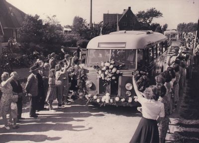 Opening-Spiegelweg
Opening Spiegelweg
Eindelijk kon de bus door naar Weesp
De Hinderdam was te smal voor de bus.
NBM draaide altijd bij hotel v d Voorn.
Een stap verder in de grote wereld voor de dorpelingen.
