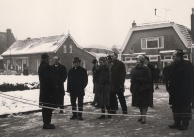 De-Dam-officieel-geopend
Burgemeester B A PH Baron van Harinxma thoe Slooten opent officieel de dam in de Reevaart.
OP de achtergrond Garage Den Berg.
