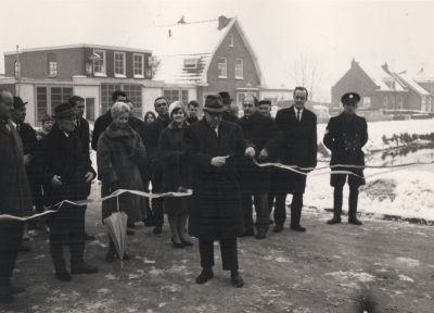 Opening-van-de-Dam
Burgemeester B A PH Baron van Harinxma thoe Slooten opent officieel de dam in de Reevaart.
Links op de foto de Bakkerij van J. Tinholt.
