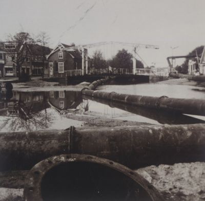 Dempen-van-de-Reevaart
Het begin van de demping van de Reevaart.
De brug en het brughuis waren toen nog aanwezig.
Trefwoorden: brughuis