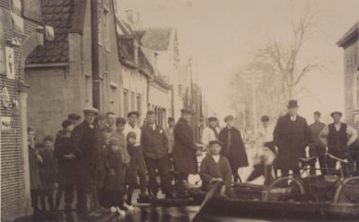 Hoogwater-in-de-Reevaart
Hoogwater in de Vecht/Reevaart.
De foto is genomen van een groepje mannen staande tussen de brug over de Reevaart en de Brugstraat.
De man met de hoed is gemeentesecretaris A Teer
