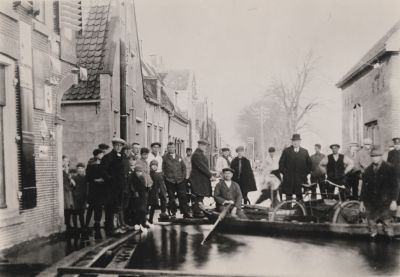 Dorpsbewoners
Werinon 93
Burgemeester Schimmelpenninck
Met roeispaan Van Melsen 
1929
Rechts met hoed Barend Baar
Magere  jongeman tussen hoed en pet is Rich Baar(1909 geb.)
