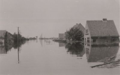 Onder-water-zetting
Op de voorgrond woning van Meester E. Kremer , hoofd van de Openbare lagere School.
