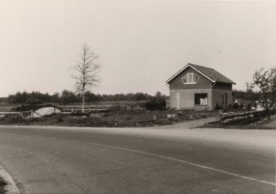 Gebouw-met-koelcel
Op de hoek van de Sniplaan en Middenweg 136 is een koelcel geplaatst .
In dit pand woonde later Herman Verheul.
