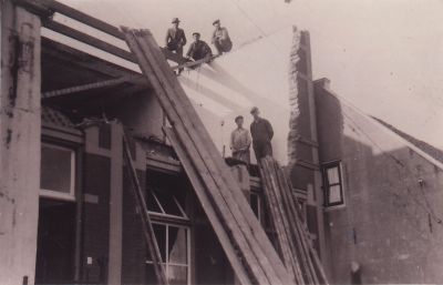 Sloop-gesticht-De-Voorzienigheid
Sloop gesticht De Voorzienigheid-  De voorgevel aan de kant van Groenendaal -  Het was overbodig door de nieuwbouw van het zusterhuis aan de Dammerweg
Trefwoorden: Gebouw