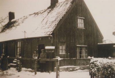 Fam-van-Sligtenhorst-voor-hun-huis
De mensen voor het huis zijn de heer en mevrouw van Sligtenhorst.
De woning is in 1948 aangekocht door woningbouw vereniging Goed Wonen en in 1953 gesloopt.
Dit pand stond op de hoek van de Vreelandseweg en de Kastanjelaan.
Later was daar bakkerij Dubelaar gevestigd.
Trefwoorden: Vreelandseweg