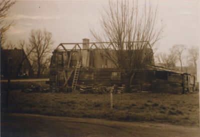 Verenigingsgebouw
Afbraak van een der oudste houten gebouwen in de Horstermeerpolder-  Dit was het voormalige verenigingsgebouwtje in de Horstermeer-  aan de overkant is boerderij Versluis te zien-  Na de oorlog ook als woonhuis gebruikt zie Werinon nr 70
Trefwoorden: Gebouw