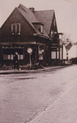 Winkelpand-aan-de-Overmeerseweg
Dit pand eens kruidenierswinkel van de dames vn Huisstede.
Later werd het de kipcorner van Martin Wewer.
Thans is het kapsalon het Kniphoekje.
Man op klompen is G van Benschop Ezn.
