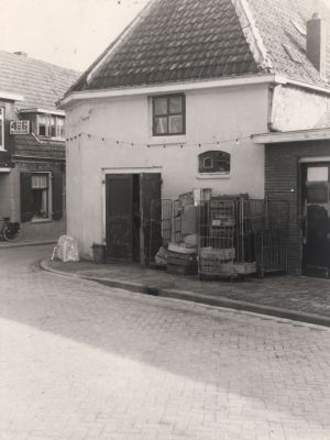 Magazijn-kruidenierswinkel-4-6-Schoordijk
Magazijn van kruidenierszaak 4 is 6 van de fam Schoordijk Sinds 2007 kapsalon la Papilotte  Links op de foto is nog juist het uithangbord van de kruidenierszaak te zien
Trefwoorden: Gebouw