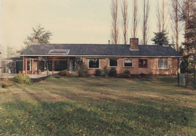 Huis-aan-Middenweg
Huis aan het eind van de Middenweg nr 143 C  in de bocht-  Naderhand tegelzettersbedrijf Kloosterman
Trefwoorden: Gebouw