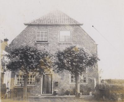 Huis-op-de-Hinderdam
Huis naast de voormalige bakkerij-   De familie van Ee en Hogervorst hebben hier gewoond   Mevr E Joose woont in de voormalige bakkerij
Trefwoorden: Gebouw