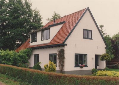 Renovatie-voorbeeld
Dit huisje is in 1930 gebouwd en is in 1986 gerenoveerd-  Vraagprijs van deze woning was in 1993 Fl- 390-000 00
Trefwoorden: Gebouw