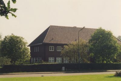 Voormalig-zusterhuis
Voormalig Zusterhuis van de Zusters van de Voorzieningheid-  Na het vertrek van de zusters werd het huis o a bewoond door de fam B van Noord
Trefwoorden: Voorzienigheid Zusterhuis Gebouw