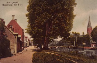 Voorstraat
De Voorstraat aan de Reevaart-  Achter de ophaalbrug is de Rooms katholieke kerk te zien-  1970 Reevaart gedempt
Trefwoorden: Ansiichtkaart Reevaart
