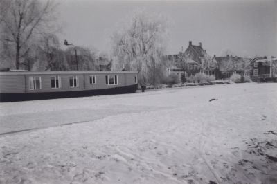 Ark-van-Jacob-Pos
Ark van Jaap Pos tegenover Overmeerseweg 8 en 9. 
Naast de ark meerde iedere zaterdagmiddag schipper Vossepoel aan, een bulkschipper.	 
Vanaf Overmeersewegzijde ter hoogte van Bruin Portengen )gehuwd met Jopie Tinholt en Jaap Dubelaar gehuwd met tante Riek Pouw )1e ijsverkoopster.

