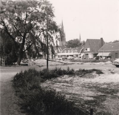 Dempen-Reevaart
Het dempen van de Reevaart op de achtergrond de R K Kerk-  Dammerweg Overmeerseweg
Trefwoorden: Reevaart