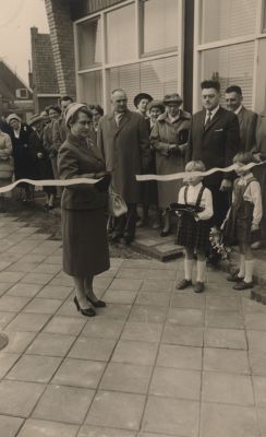 Opening-Chr-Kleuterschool
Opening Chr.Kleuterschool   
Harinxma thoe Slootenschool.
Een van de kleuters overhandigt een bosje bloemen aan mevr.??
De heer Tamming geeft aanwijzigingen.
Trefwoorden: School