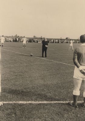 Opening-sportpark-S-C-Nederhorst
Burgemeester Van Harinxma Thoe Slooten neemt de aftrap voor de eerste voetbalwedstrijd
Trefwoorden: Sportpark