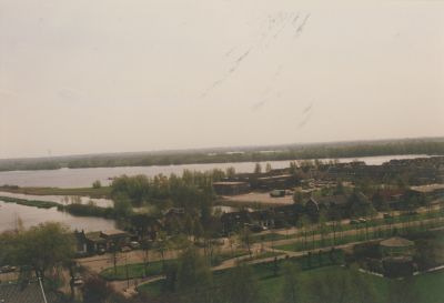 Blijkpolder-in-vogelvlucht
Gezicht op de Blijkpolder vanaf de toren van de NH Kerk.
Op de voorgrond  de Slotlaan en bebouwing aan de Overmeerseweg.
