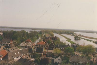 Gezicht-op-het-dorp-vanaf-de-N-H-Kerktoren
Gezicht op het dorp vanaf de N.H.Kerktoren.
Tussen beide plassen ligt het Ankeveensepad met aan het einde daarvan de molen van Mesdag.
Water: links de Spiegelplas/rechts de Blijkpolderplas;  uiterst links Het Spiegelhuis (voorheen Het wapen van Nederhorst); uiterst rechts de NH Pastorie
