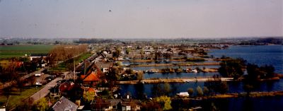 Dammerweg-Spiegelpolder
Panorama vanuit de R.K. Kerk.
Links: Dammerweg/Reeweg.
Achter: Gereformeerde kerk /Brandweergarage.
De legakker van de Bergse speeltuin.
Vooraan een nieuw huis op de plek van de voormalige katholieke kleuterschool.
Middenachter: ”Jachthaven W.S.V. De Spiegel
