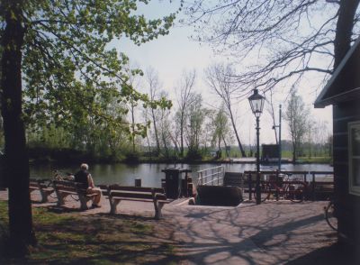 Pont-over-de-Vecht
Fietspontje over de Vecht, vanuit Nigtevecht gezien.
Op het bankje Bob Hanewald.
