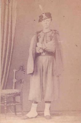 Zouaaf-Gijsbertus-Floor
Zouaaf Gijsbertus Floor. 
Zoon van Karel Floor en Jannetje Kloosterman uit Nigtevecht.
Gijsbertus meld zich in april 1865 aan als Zouaaf.
Lees het levensverhaal in Werinon 79.
Parochie H. Maria. Hemelvaart.
Nederhorst den Berg en Nigtevecht 1811-2011.
