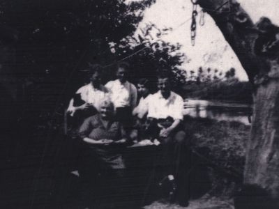 Fam-Hagen
Fam Hagen Midden Cath Hagen-v d Vuurst daarachter links met poes Jan Hagen daarnaast Henk Hagen met zijn verloofde Grada Booij rechts met hond neef van v d Vuurst
