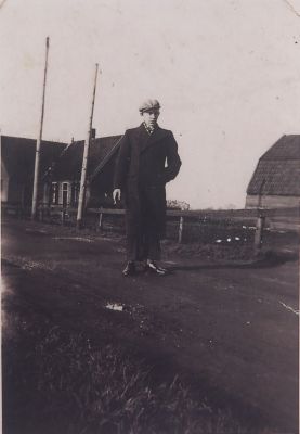 Gijs-Overes-wandelend-op-de-Meerlaan
Gijs Overes wandelend op de Meerlaan.
