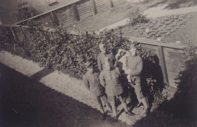 Soldaten
Groenendaal sr. met vrouw en kind omringd door militairen.
