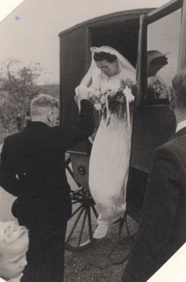 Huwelijk-Ab-van-Benschop-en-Sjaan-Baar
Huwelijk van Ab van Benschop Ezn en Sjaan Baar. 
Hij helpt haar galant uit het koetsje. 
Foto staat ook in het Prentenboek
