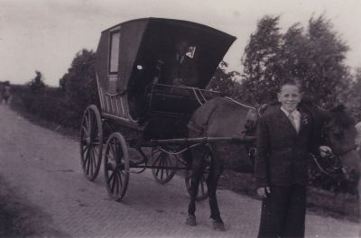 Tilbury-van-de-familie-Van-Benschop
Tilbury van de familie van Benschop aan de Vreelandseweg.
Eli van Benschop Ezn. jr. voor de koets.
In de koets Ko van Benschop.
Trefwoorden: Tilbury, Vreelandseweg