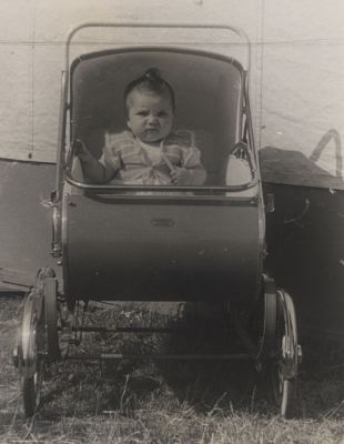 Corrie-Vlug-in-de-kinderwagen
Corrie Vlug in de kinderwagen
