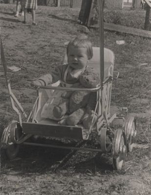 Gonda-Hennipman-in-de-kinderwagen
Gonda Hennipman, dochter van Rinus, in de kinderwagen
