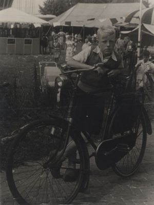 Herman-Kroone--Rzn--tijdens-de-kermis
Herman Kroone (Rzn) tijdens de kermis
