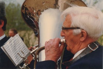 Piet-Ouweneel
Piet Ouweneel blazend op zijn instrument bij Crescendo.
