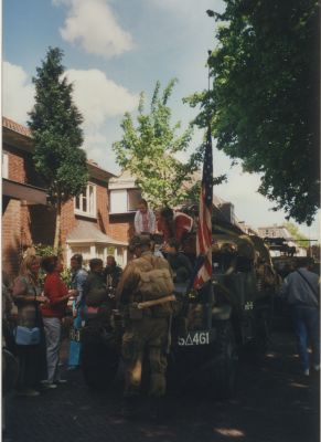 Militaire-voertuigen
Optocht van Militairevoertuigen.
Keep them Rolling.
Bergse kinderen mochten even op een voertuig zitten.
