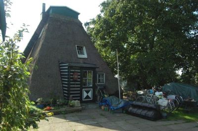 Prutmolen-2
Deze wipwatermolen diende om het overtollige water van de Prutpolder in het Horstermeer te malen. Na de drooglegging (1882) was malen niet meer nodig. De molen raakte wieken, het bovenhuis en de maalinrichting kwijt en diende verder als woning. Langzamerhand raakte de molen in verval. In 1963 begon de familie Verheul een grootscheepse restauratie, waardoor de onderbouw van de molen behouden bleef. Enig herstel is nu weer hard nodig. Het schilderachtige plekje blijft gelukkig in stand.
GPS: N 52º 14.759’  O 5º 3.324’
Trefwoorden: QR_0022 Fietsen en Wandelen