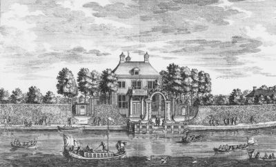 Gravure-Petersburg
In 1705 bouwde de Amsterdamse koopman Christoffel Brants een buitenplaats aan de Vecht, die de naam ‘Petersburg’ kreeg, ter ere van Tsaar Peter de Grote van Rusland. Brants had in het Tsarenrijk veel handelscontacten opgedaan. In 1717, tijdens de tweede Europese reis van de Tsaar, verbleef Peter enige keren op ‘Petersburg’.
In het boek ‘De Zegepralende Vecht’ (1719) krijgt de ‘Roem der Hoven’ veel aandacht, liefst 12 afbeeldingen en vier vers coupletten. Er verschenen ook twee schoolplaten van Petersburg, die jarenlang veel klaslokalen sierden. De wens van de dichter, ‘O, Petersburg, blijf lang in stand’, werd niet vervuld. Nu herinnert alleen de driehoekige vorm van een stuk land nog aan ‘Petersburg, zoo schoon van stand’. 
GPS: N 52º 16.414’  O 5º 2.202’
Trefwoorden: QR_0018 Fietsen en Wandelen