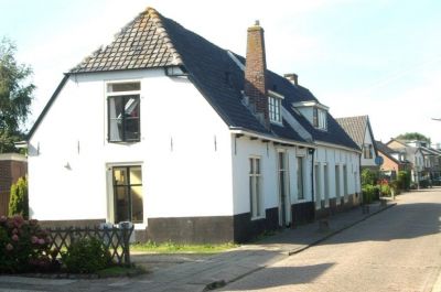 Historische huisjes
Aan de uitmonding van het Horstermeer in de Vecht ontstond de nederzetting Overmeer. In de Gouden Eeuw waren er drie buitenplaatsen: Schulpenburg, Overmeer en De Nes. Verder was er een brouwerij en een eendenkooi. In de 18de eeuw werden griendteelt en hoepelbuigerijen belangrijk in deze buurtschap en waren er enige blekerijen. Rond 1900 ging Overmeer economisch achteruit. Na de oorlog verrees hier de eerste sociale woningbouw en kwamen de eerste dorpsuitbreidingen tot stand.
In café-restaurant de Herberg, in het centrum van Overmeer, is het na een wandeling of fietstocht goed toeven op het terras of in het restaurant.
GPS: N 52º 15.197’  O 5º 2.744’
Trefwoorden: QR_0019 Fietsen en Wandelen
NdB