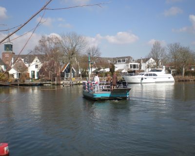 Pontveer-Eilandseweg
Rond het Eiland loopt de Eilandseweg over de dijk van de Vecht, langs mooie oude boerderijen. Heel vroeger heette de weg Ommendijk. Het Eiland dankt de naam aan de Reevaart. Toen rond 1630 de vaart gegraven werd om de grote bocht bij Nigtevecht af te snijden, werden de Horn en Kuijerpolder gescheiden van de rest van het dorp. Een brug verbond tot 1970 beide delen. De Vecht kan op de Eilandseweg per pontveer worden overgestoken naar Nigtevecht (voor voetgangers en fietsers).
GPS: N 52º 16.301’  O 5º 1.776’
Trefwoorden: QR_0017-1 Fietsen en Wandelen