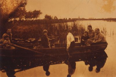 Met-de-roeiboot-de-plas-op
Roeien in de Spiegelpolder. Een mooie zomerse dag aan de Googh.
De hele familie in de roeiboot
