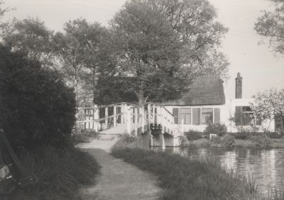 Fiets-en-wandelpad-De-Goog
De oude situatie, voordat het Ankeveensepad door de Ballast Mij werd doorbroken.
De woning werd aanvankelijk bewoond door brood visser Hoetmer, thans (2006)  door fam E Boeve
Trefwoorden: Visser; broodvisser; Googpad;Blijkpolder;Spiegelpolder