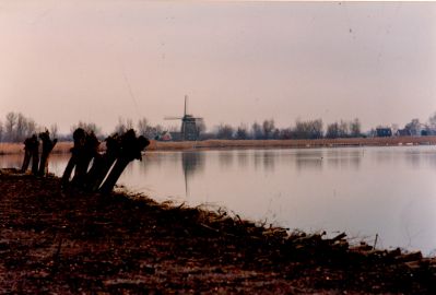 Uitzicht-vanaf-brug-op-Googhpad
Gezicht vanaf de brug op het Googhpad bij  Overmeer.
Hier zijn de werkzaamheden begonnen voor het recreatieplan.
Op de achtergrond de molen op het Ankeveensepad.
