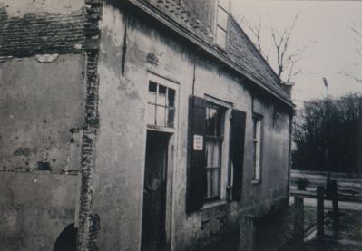 Sloop-Diakoniehuisjes
Laatste restanten van de Diaconie huisjes aan de Voorstraat.
Deze woningen moesten plaatsmaken voor de doorgang naar de nieuwbouw, nu Ruysdaelstraat.
