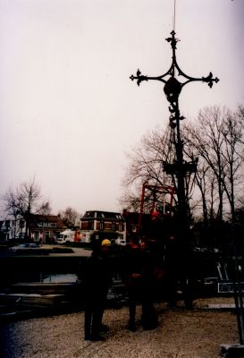 Restauratie-R-K-Kerk
Restauratie van de R.K.Kerk aan de Dammerweg in 2003.
Hier is een detailbeeld te zien van de zojuist naar beneden gehaalde Mariakroon.
