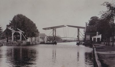 Zicht-op-de-brug-vanaf-de-Reevaart
De Reevaart.
Rechts de Voorstraat met de brugwachterswoning.
In het midden de ophaalbrug die de brugwachter regelmatig opende voor de
doorgaande scheepsvaart.
Links de Dammerweg waar toen nog een brug was over een water
dat naar de Vaartweg ging.
