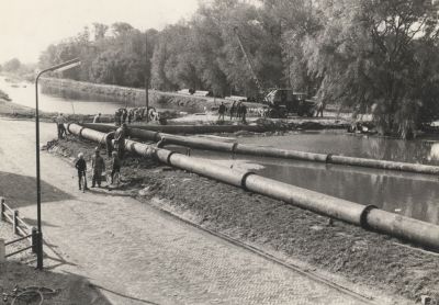 De-Dam-aan-de-Overmeerseweg
De Dam aan de Overmeerseweg/ Brugstraat, voor demping Reevaart.
Trefwoorden: Reevaart